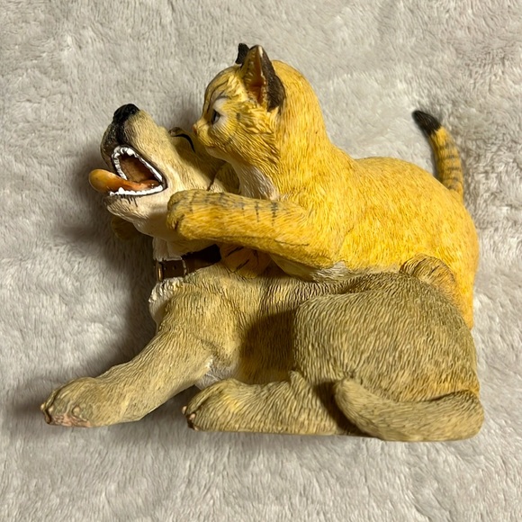Puppy and Kitten are playing together figurine . Love and Friendship. Polyresin - Picture 4 of 10